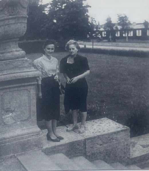 Jadwiga Maurer z matką Anną, Monachium Z archiwum J. Maurer [„Posłowie” w J. Maurer„Sobowtóry”]