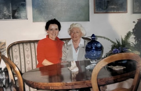 Maria Ginter i Halina Borowiec, w domu pisarki, Warszawa 2001, z archiwum prywatnego Haliny Borowiec