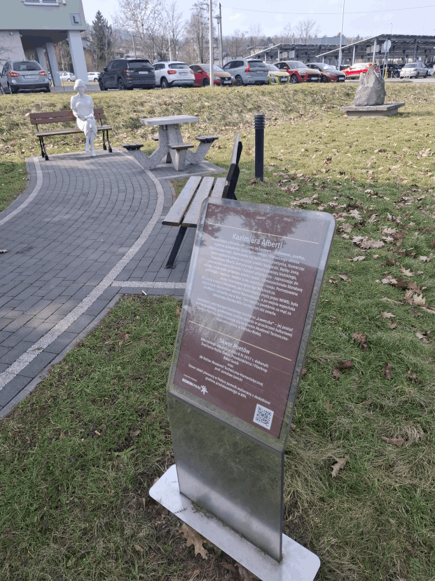 Tablica pamiątkowa poświęcona Kazimierze Alberti. Kampus Uniwersytetu Bielsko-Bialskiego. Fot. J. Pasterska